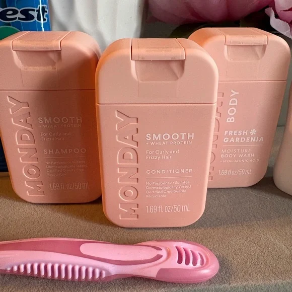 Monday Mini Shampoo + Conditioner + Body Wash Gift Set - Picture 2 of 7
